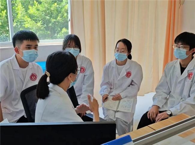 从“医学生”到“医生”—— 温医大色花堂
“全科心·海岛情”暑期实践队开展沉浸式职业医生体验